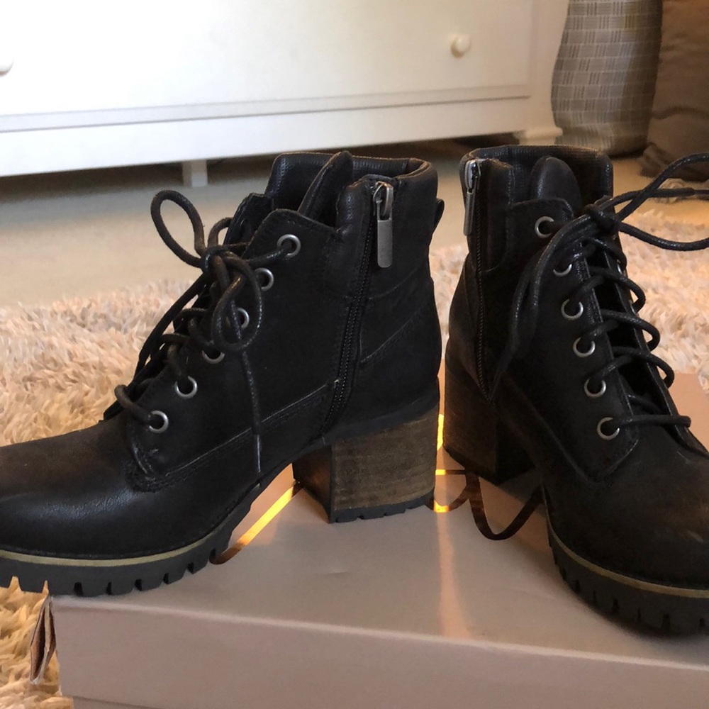 Crown Vintage “Calista” lug sole boots